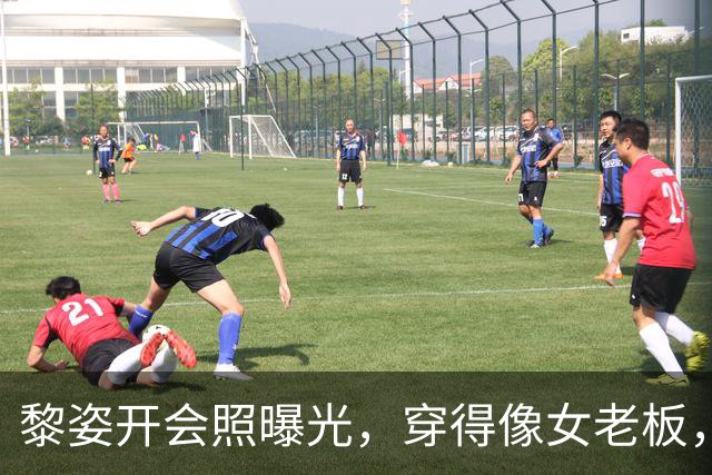 黎姿开会照曝光，穿得像女老板，名牌用原名，54岁一心拼事业